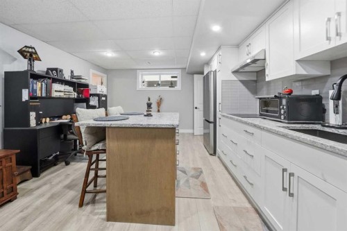 118 Viscount Drive, Red Deer, AB - Indoor Photo Showing Kitchen