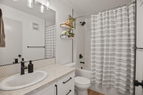 178 Ava Crescent, Blackfalds, AB - Indoor Photo Showing Bathroom