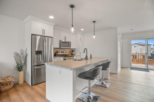 178 Ava Crescent, Blackfalds, AB - Indoor Photo Showing Kitchen With Stainless Steel Kitchen With Upgraded Kitchen