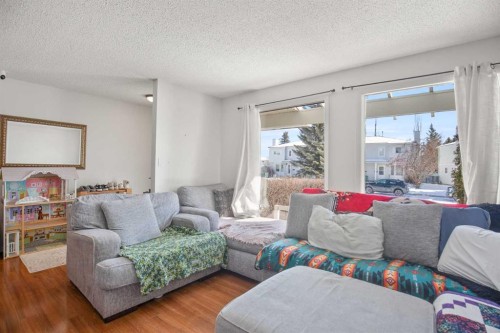 30 Greig Drive, Red Deer, AB - Indoor Photo Showing Living Room