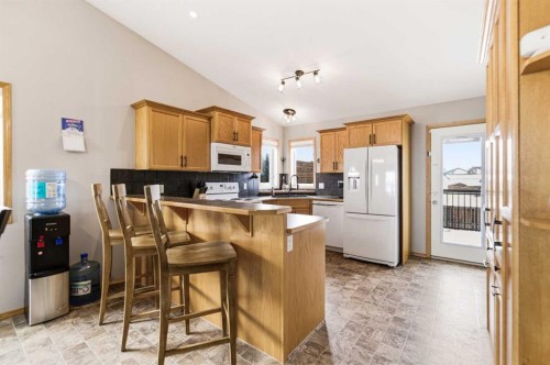 22 Mcdougall Close, Penhold, AB - Indoor Photo Showing Kitchen