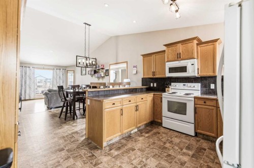 22 Mcdougall Close, Penhold, AB - Indoor Photo Showing Kitchen