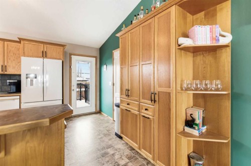 22 Mcdougall Close, Penhold, AB - Indoor Photo Showing Kitchen