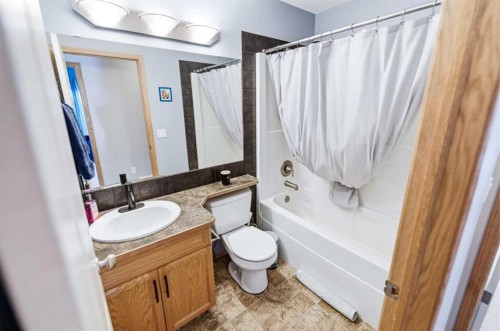 22 Mcdougall Close, Penhold, AB - Indoor Photo Showing Bathroom
