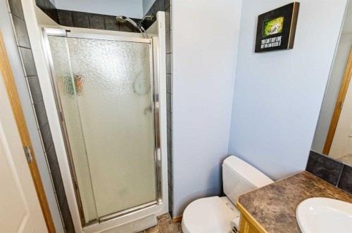 22 Mcdougall Close, Penhold, AB - Indoor Photo Showing Bathroom