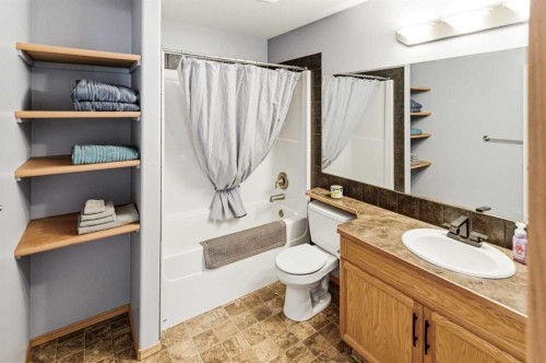 22 Mcdougall Close, Penhold, AB - Indoor Photo Showing Bathroom