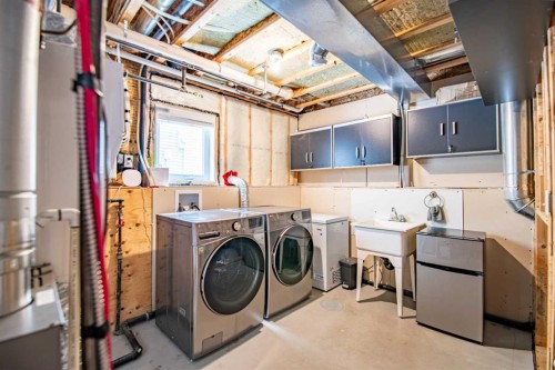 22 Mcdougall Close, Penhold, AB - Indoor Photo Showing Laundry Room
