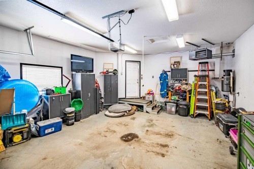 22 Mcdougall Close, Penhold, AB - Indoor Photo Showing Garage