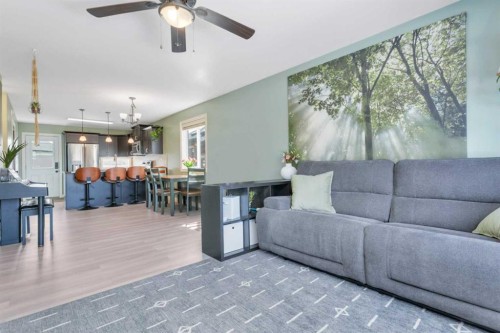 356 Kingston Drive, Red Deer, AB - Indoor Photo Showing Living Room