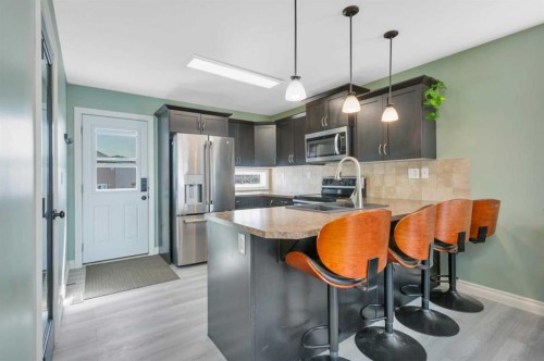 356 Kingston Drive, Red Deer, AB - Indoor Photo Showing Kitchen With Double Sink With Upgraded Kitchen
