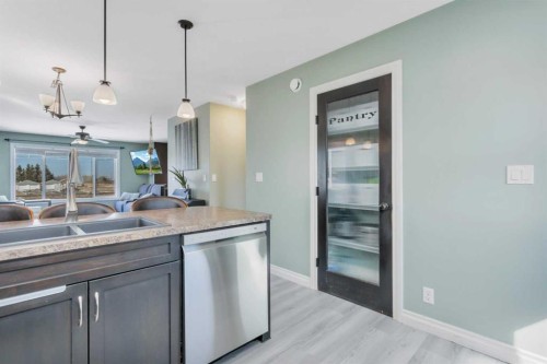 356 Kingston Drive, Red Deer, AB - Indoor Photo Showing Kitchen