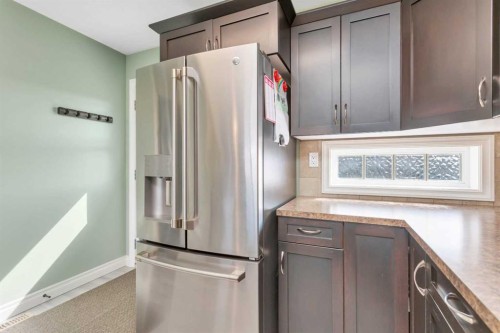 356 Kingston Drive, Red Deer, AB - Indoor Photo Showing Kitchen