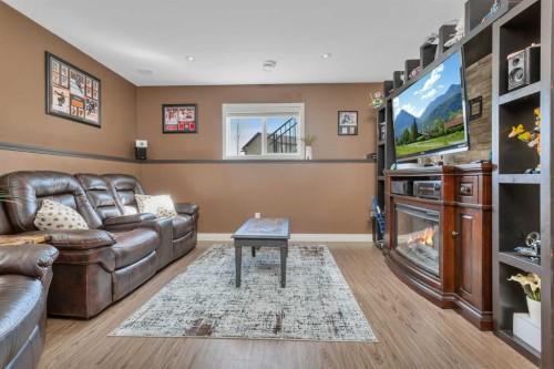 356 Kingston Drive, Red Deer, AB - Indoor Photo Showing Living Room