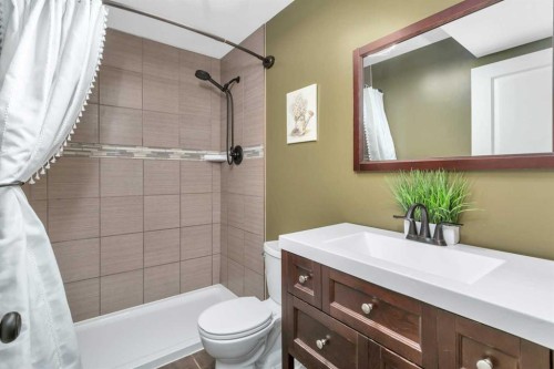 356 Kingston Drive, Red Deer, AB - Indoor Photo Showing Bathroom