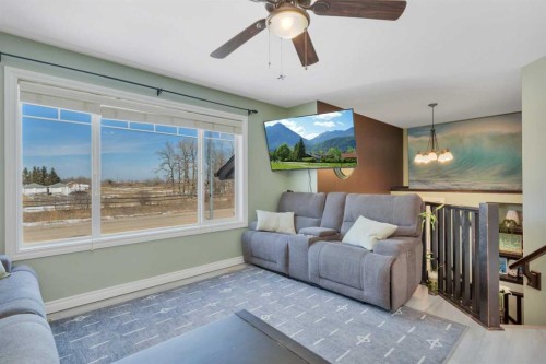 356 Kingston Drive, Red Deer, AB - Indoor Photo Showing Living Room