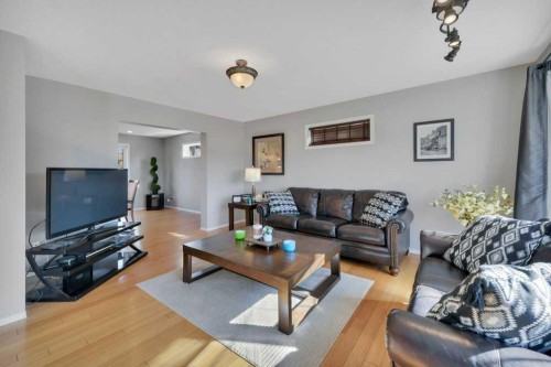 5317 50 Street, Bentley, AB - Indoor Photo Showing Living Room