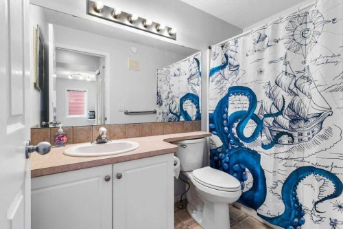 2001-5220 50A Avenue, Sylvan Lake, AB - Indoor Photo Showing Bathroom