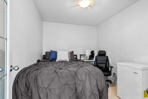 2001-5220 50A Avenue, Sylvan Lake, AB - Indoor Photo Showing Bedroom