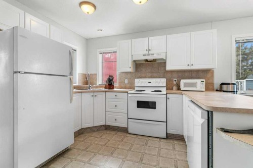 2001-5220 50A Avenue, Sylvan Lake, AB - Indoor Photo Showing Kitchen With Double Sink