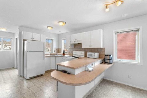 2001-5220 50A Avenue, Sylvan Lake, AB - Indoor Photo Showing Kitchen