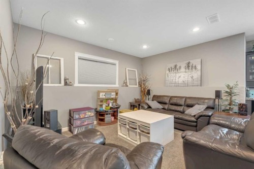 94 Mackenzie Crescent, Lacombe, AB - Indoor Photo Showing Living Room