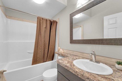 94 Mackenzie Crescent, Lacombe, AB - Indoor Photo Showing Bathroom