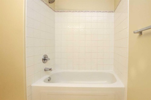 25 Adams Close, Red Deer, AB - Indoor Photo Showing Bathroom