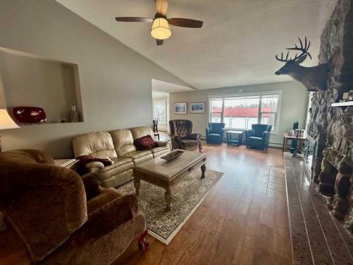 19438 Twp Rd 430, Rural Camrose County, AB - Indoor Photo Showing Living Room