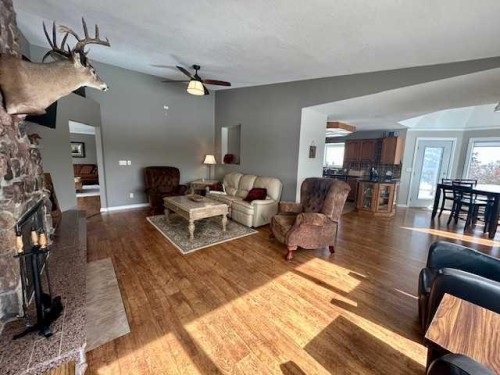 19438 Twp Rd 430, Rural Camrose County, AB - Indoor Photo Showing Living Room
