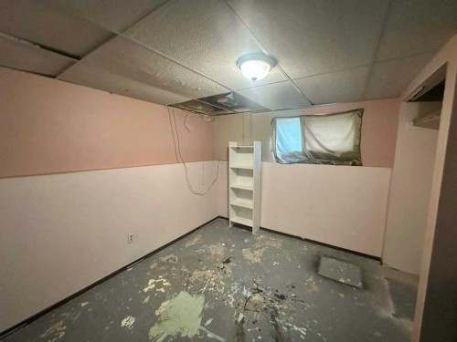 3905 52 Avenue, Ponoka, AB - Indoor
