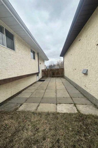 3905 52 Avenue, Ponoka, AB - Outdoor With Exterior