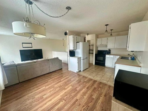 3905 52 Avenue, Ponoka, AB - Indoor Photo Showing Kitchen With Double Sink
