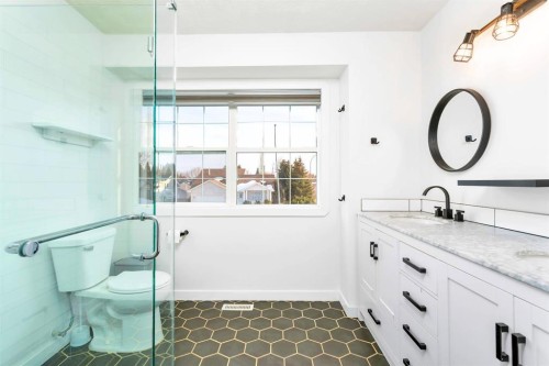 85 Hathaway Lane, Lacombe, AB - Indoor Photo Showing Bathroom