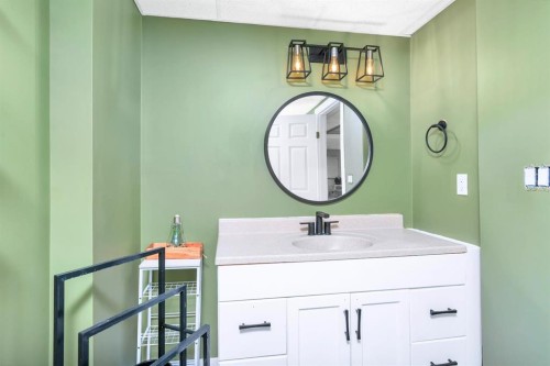 85 Hathaway Lane, Lacombe, AB - Indoor Photo Showing Bathroom