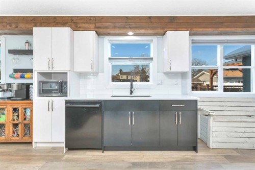 85 Hathaway Lane, Lacombe, AB - Indoor Photo Showing Kitchen