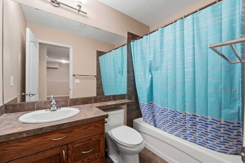 28 Ibbotson Close, Red Deer, AB - Indoor Photo Showing Bathroom