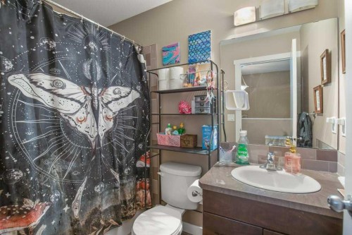 7 Rowberry Court, Sylvan Lake, AB - Indoor Photo Showing Bathroom