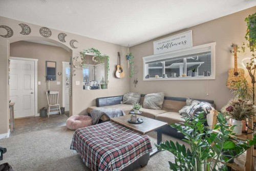 7 Rowberry Court, Sylvan Lake, AB - Indoor Photo Showing Living Room