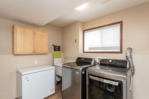 35 Landry Bend, Red Deer, AB - Indoor Photo Showing Laundry Room