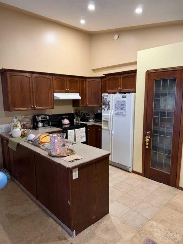 104 Kirkland Close, Red Deer, AB - Indoor Photo Showing Kitchen