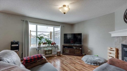 148 Valley Crescent, Blackfalds, AB - Indoor Photo Showing Living Room
