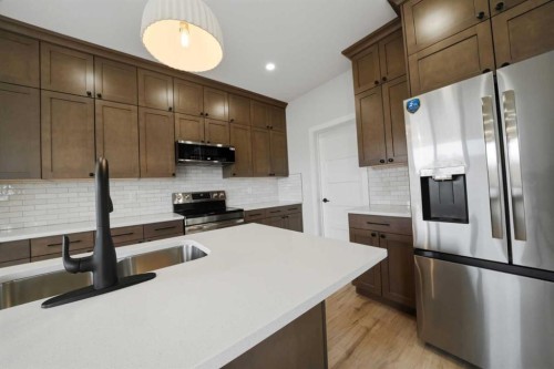 115 Crestview Boulevard, Sylvan Lake, AB - Indoor Photo Showing Kitchen With Stainless Steel Kitchen With Upgraded Kitchen