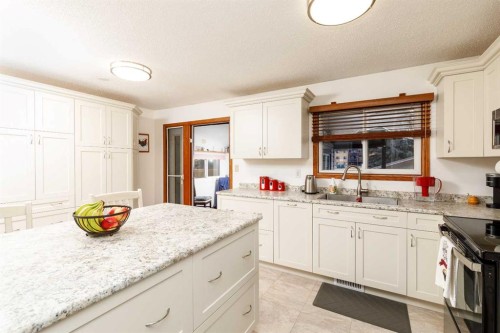 7 Mclevin Crescent, Red Deer, AB - Indoor Photo Showing Kitchen