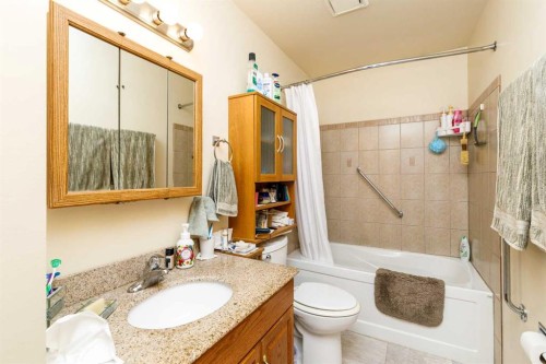 7 Mclevin Crescent, Red Deer, AB - Indoor Photo Showing Bathroom
