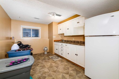 7 Mclevin Crescent, Red Deer, AB - Indoor Photo Showing Kitchen