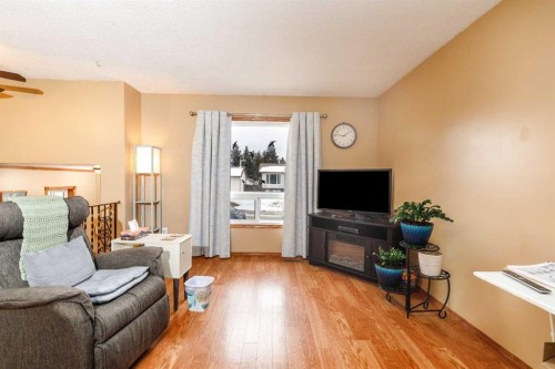 7 Mclevin Crescent, Red Deer, AB - Indoor Photo Showing Living Room
