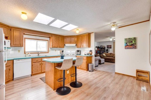 154 Devilder, Trochu, AB - Indoor Photo Showing Kitchen