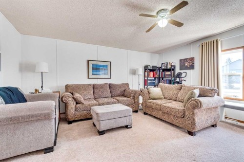 154 Devilder, Trochu, AB - Indoor Photo Showing Living Room
