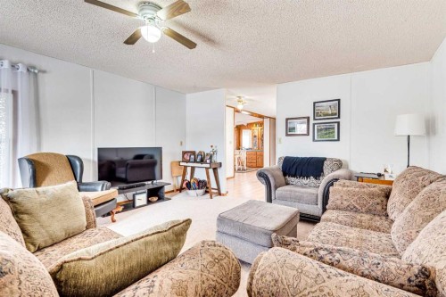 154 Devilder, Trochu, AB - Indoor Photo Showing Living Room