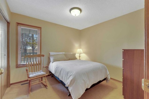 38459 Range Road 283, Rural Red Deer County, AB - Indoor Photo Showing Bedroom